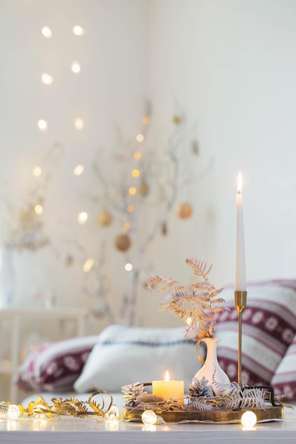 Décorations de Noël avec des bougies à l'intérieur blanc