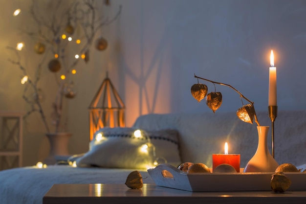 Décorations de Noël avec des bougies à l'intérieur blanc