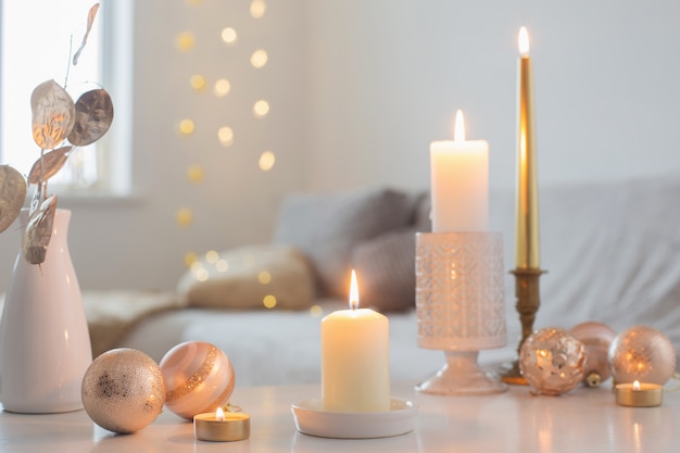 Décorations de Noël avec des bougies à la maison