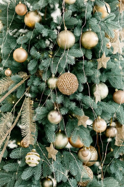 Décorations de Noël. Boule d'or de Noël sur l'arbre de Noël se bouchent