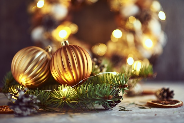 Décorations de Noël avec boules dorées, branche de sapin et guirlande