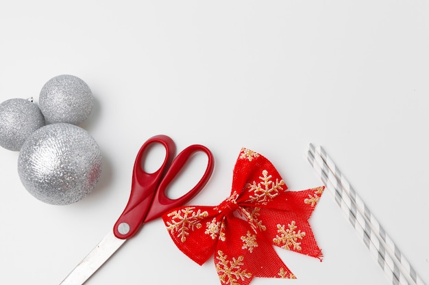 Décorations De Noël Avec Des Boules Isolés Sur Fond Blanc