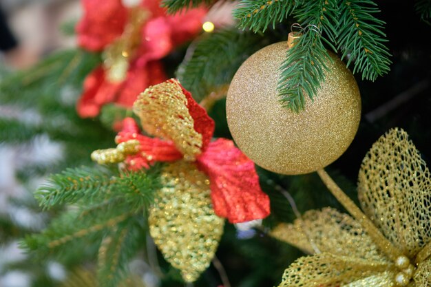 Décorations de Noël branche de ballon d'or.