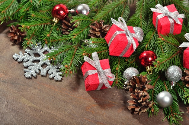 Décorations de Noël et branche d'épinette et cônes sur un fond en bois