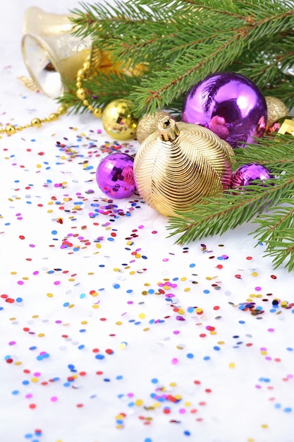 Décorations de Noël sur une branche d'épinette