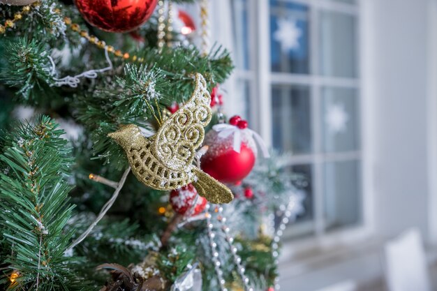 Décorations de Noël. branche avec des jouets et des perles