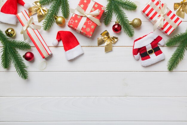 Décorations de Noël et branche de sapin et coffret cadeau sur table sombre. Cadre vue de dessus avec espace de copie