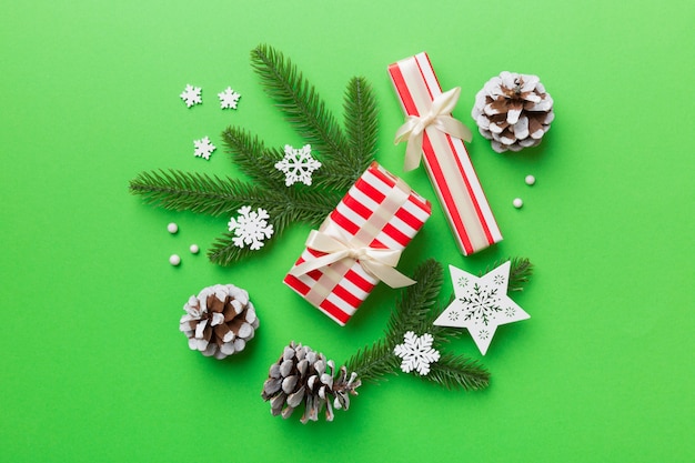 Décorations de Noël et branche de sapin et coffret cadeau sur table sombre. Cadre vue de dessus avec espace de copie