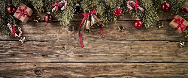 Décorations de Noël et branches d'épinette sur table