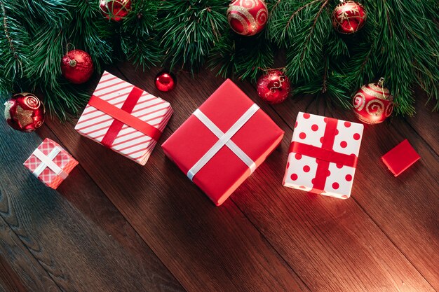 Décorations de Noël et des cadeaux, des branches de pin sur une table en bois. Vacances noël. fond Vue d'en-haut.