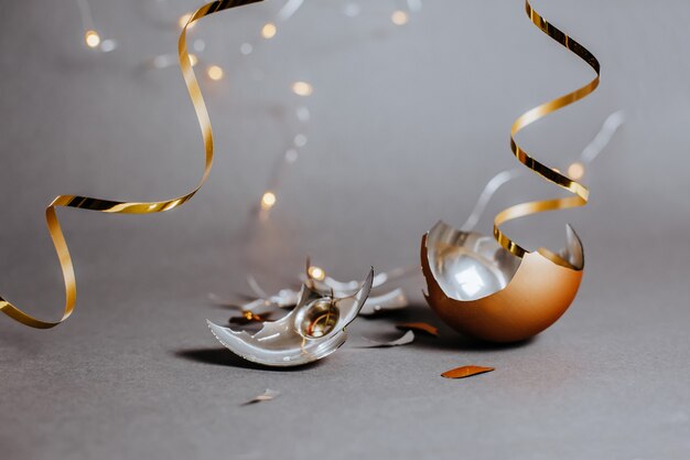 Décorations de Noël cassées sur la table