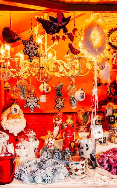 Décorations de Noël en céramique sur le marché de Noël à Vilnius, Lituanie. Foire de l'Avent et stands d'objets artisanaux au bazar. Noël de rue de nuit et foire de vacances dans la ville ou la ville européenne, décembre.