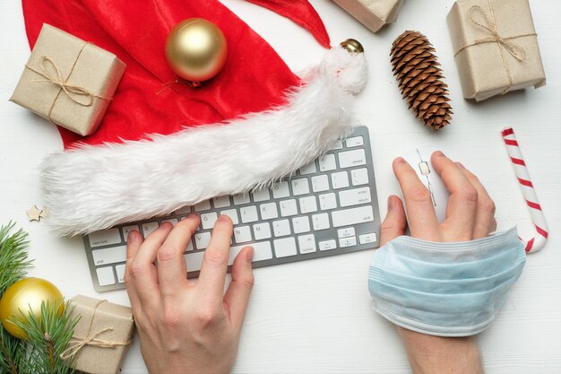 Décorations de Noël avec clavier et masque médical