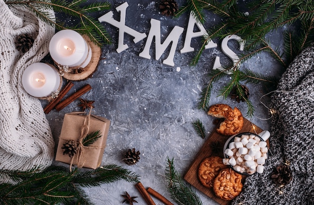 Décorations de Noël avec coffrets cadeaux et chocolat chaud