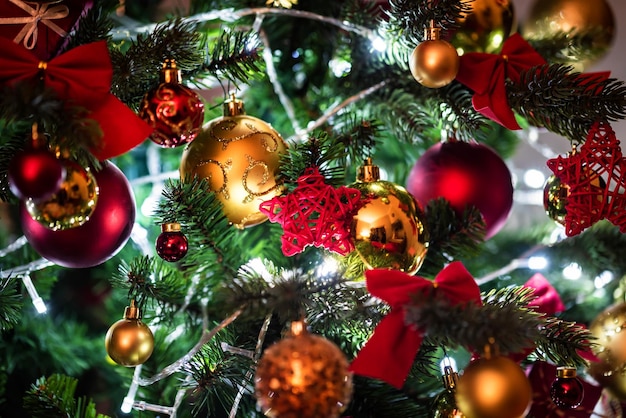 Décorations de Noël colorées sur l'arbre