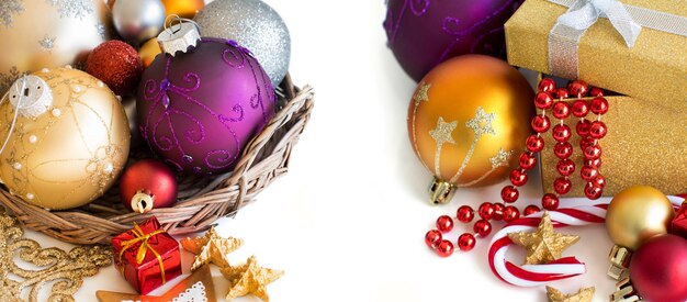 Décorations de Noël colorées - boules, guirlande et boîte-cadeau sur fond blanc