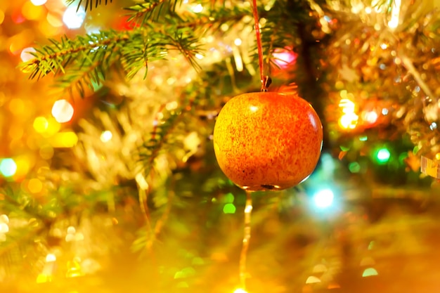 Décorations de Noël colorées sur les branches de sapin se bouchent.