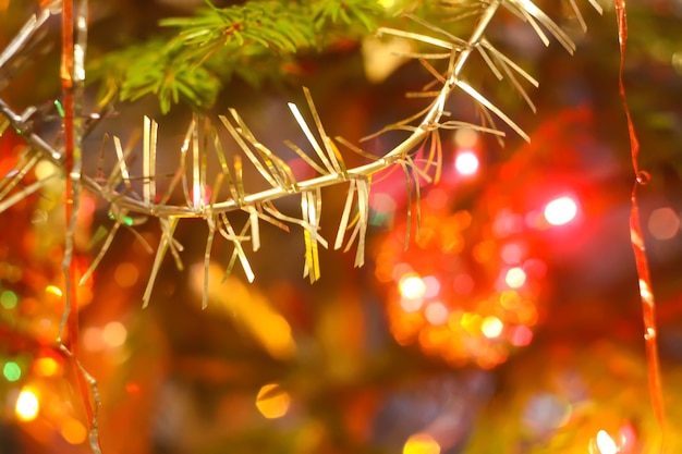 Décorations de Noël colorées sur les branches de sapin se bouchent.