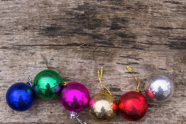 Décorations de Noël colorées sur table en bois rustique. Boules de Noël sur fond de bois. Vue de dessus, espace de copie