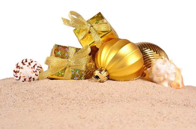 Décorations de Noël et coquillages sur fond blanc