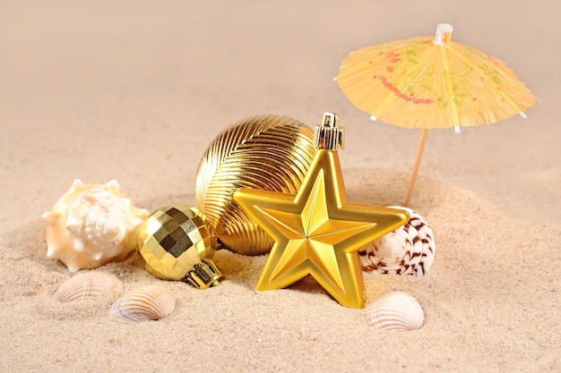 Décorations de Noël et coquillages sur le sable d'une plage