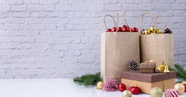 Décorations de Noël dans des sacs à provisions en papier Kraft et une boîte-cadeau.