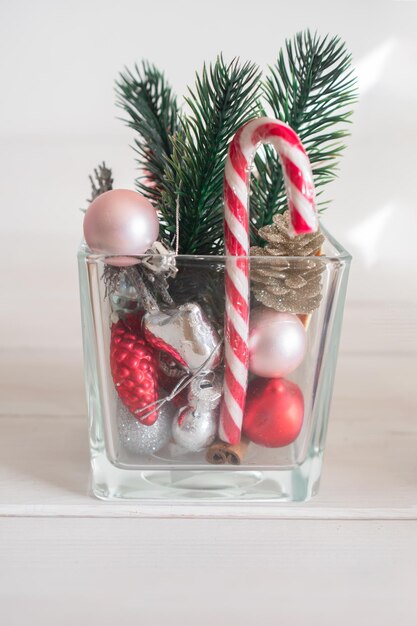 Décorations de Noël dans un vase en verre