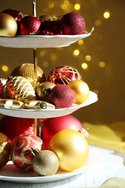 Décorations de Noël sur le dessert sur la table en bois