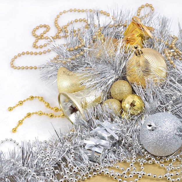 Décorations de Noël dorées et argentées sur fond blanc