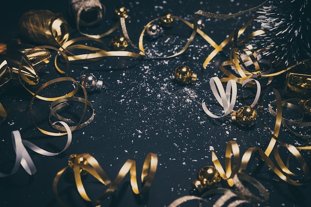 Décorations de Noël dorées sur table sombre