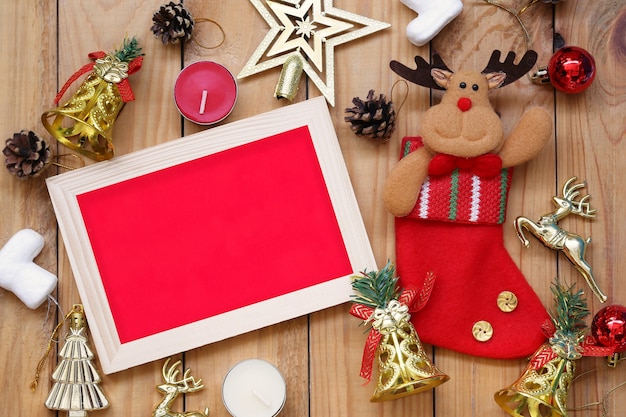 Décorations de Noël et du nouvel an Cadre photo sur plancher en bois et espace de copie pour la conception de votre travail.
