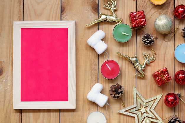 Décorations de Noël et du nouvel an Cadre photo sur plancher en bois et espace de copie pour la conception de votre travail.