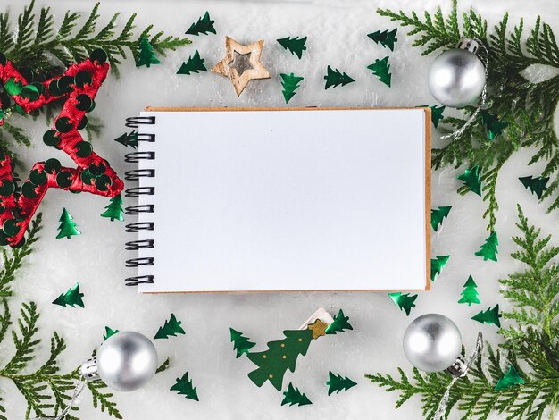 Décorations de Noël et du Nouvel An et un endroit pour votre inscription de félicitations. Vue d'en haut, gros plan, à l'intérieur, personne. Photographie d'atelier. Félicitations pour la famille, les amis et le collègue