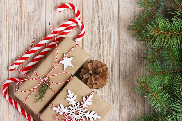 Décorations de Noël ou du nouvel an avec des pommes de pin, des branches de sapin, des coffrets cadeaux et des bonbons sur blanc