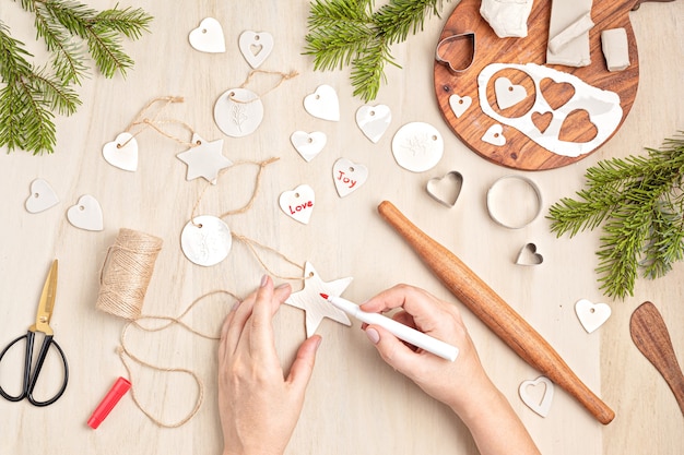 Décorations de Noël et étiquettes avec pâte à modeler