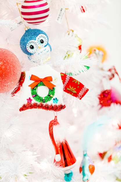 Décorations de Noël exposées au magasin.