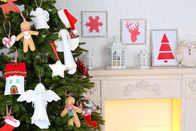 Décorations de Noël faites à la main sur l'arbre de Noël sur l'intérieur de la maison lumineuse