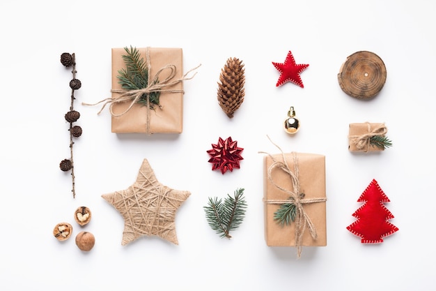 Décorations de Noël faites à la main. Ensemble de jouets et d'ornements de Noël d'artisanat naturel, vue de dessus sur fond blanc