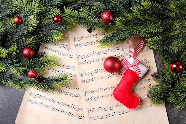 Photo décorations de noël sur des feuilles de musique