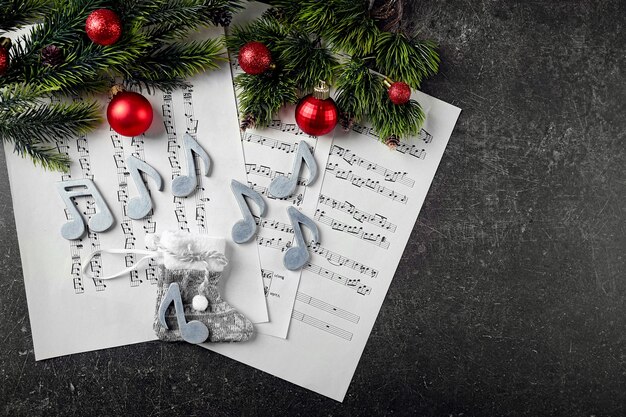 Décorations de Noël sur des feuilles de musique