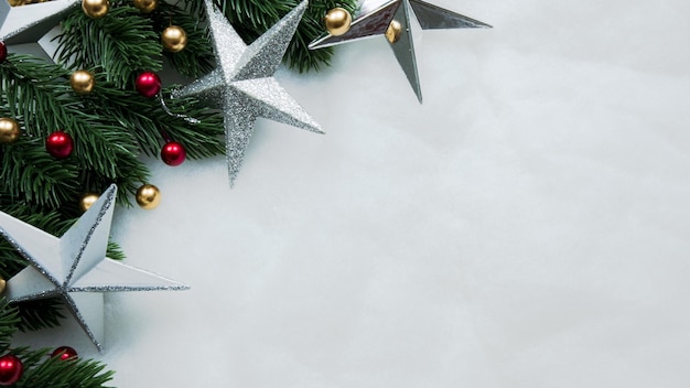 Décorations de Noël, feuilles de pin, boules, baies sur fond blanc neige, concept de Noël