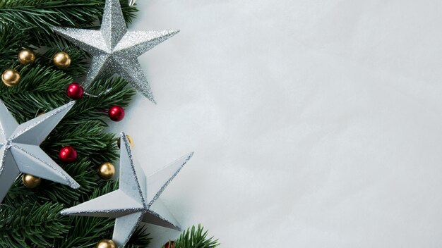 Décorations de Noël, feuilles de pin, boules, baies sur fond blanc neige, concept de Noël