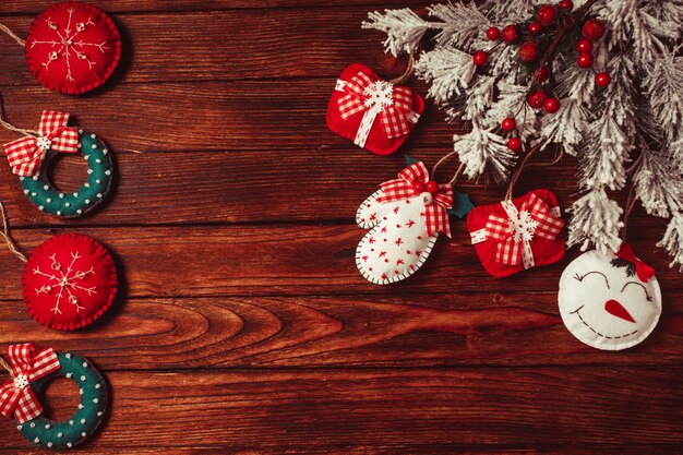 Décorations de Noël en feutre sur la table en bois avec espace de copie