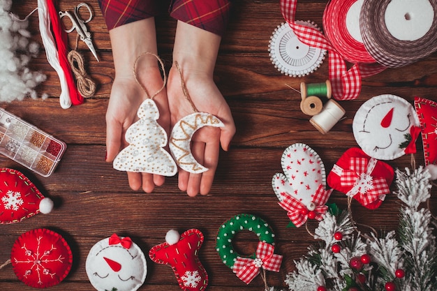 Décorations De Noël En Feutre Sur La Table En Bois - La Femme Se Prépare à La Main