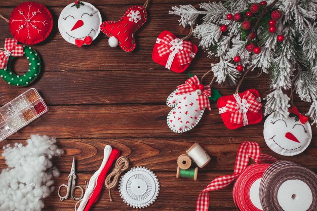 Décorations de Noël en feutre sur la table en bois - préparation à la main