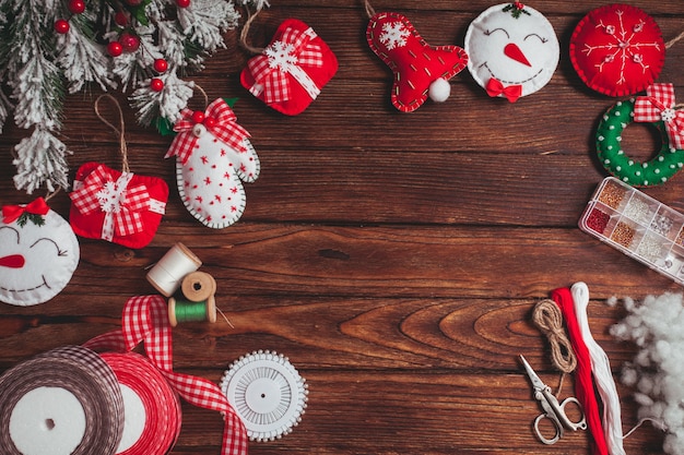 Décorations de Noël en feutre sur la table en bois - préparation à la main