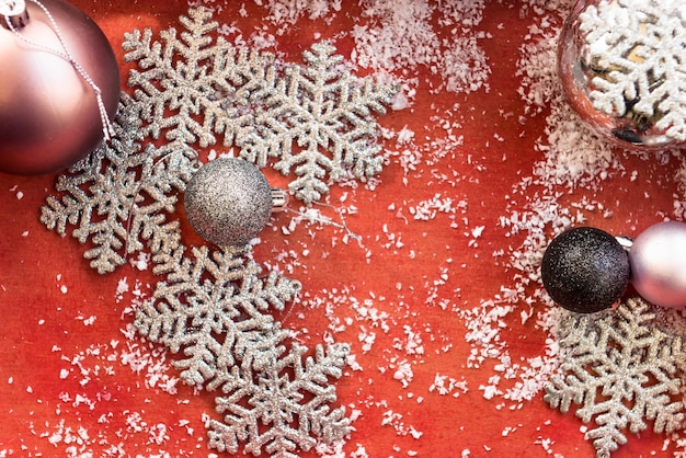 Décorations de Noël et flocons de neige dans une boîte rouge en bois