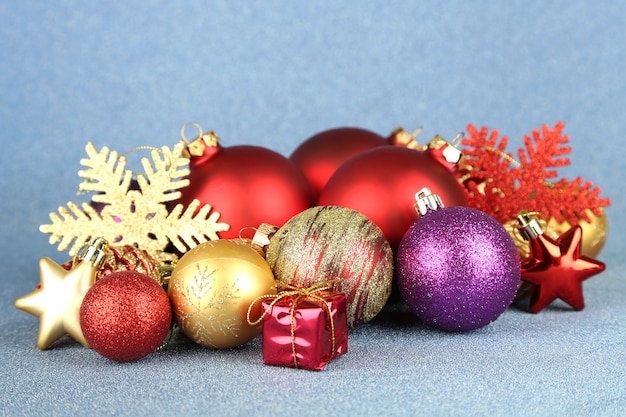 Décorations de Noël sur fond bleu