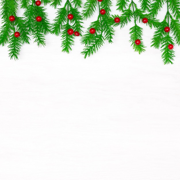 Décorations de Noël sur fond de bois blanc avec un espace vide pour le texte