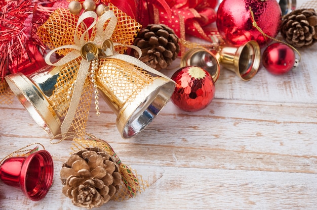 Décorations de Noël sur fond de bois blanc vintage